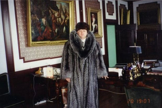Illustration for article titled Gold Chair, Gold Stove, Gold Everything: Your Serbian Bachelor Awaits